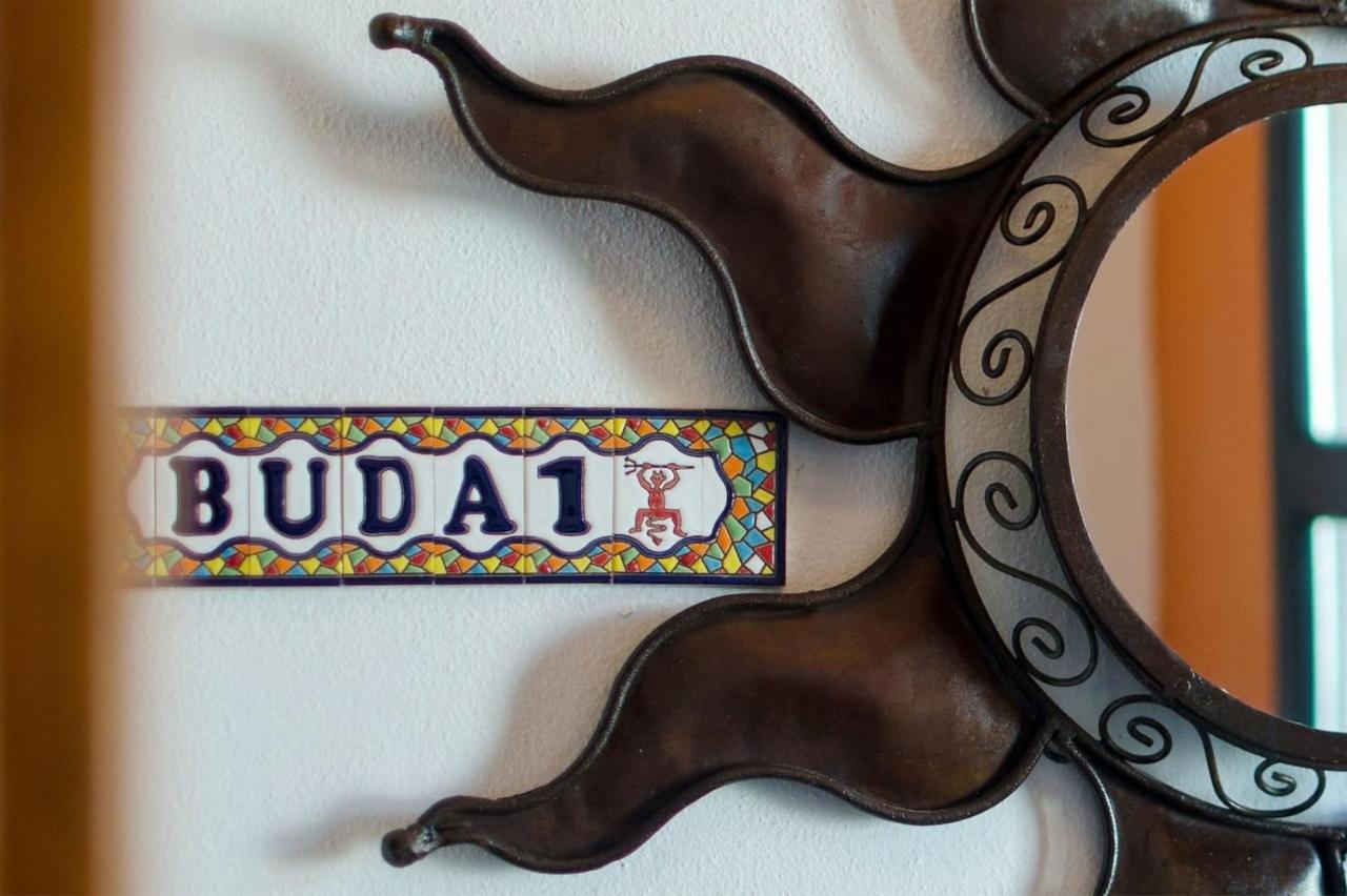 Buda Tinajo Luaran gambar
